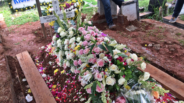 Karangan bunga di makam Natasha (Foto: Iqra Ardini/kumparan)