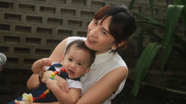 Jenifer bersama anaknya (Foto: Munady)