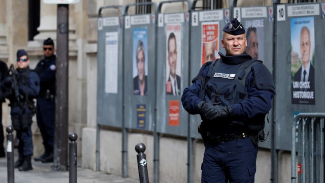 Seorang polisi menjaga Pilpres Prancis (Foto: REUTERS/Christian Hartmann)
