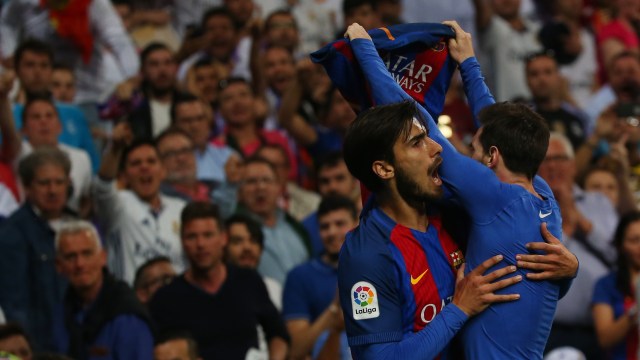 Andre Gomes merayakan gol bersama Messi. (Foto: Stringer via Reuters)