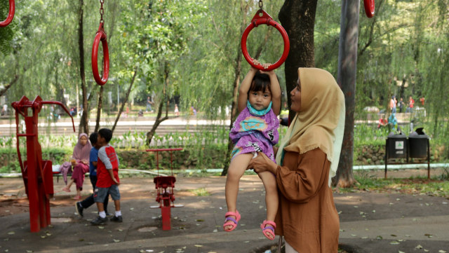Seorang anak dan ibunya bermain di Taman Honda. (Foto: Fanny Kusumawardhani/kumparan)