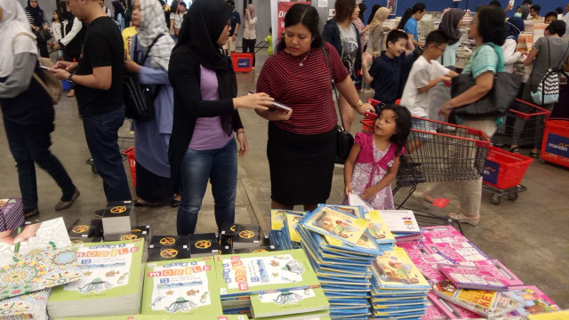 Orang tua memilihkan buku untuk anak di BBW (Foto: Johanes Hutabarat/kumparan)