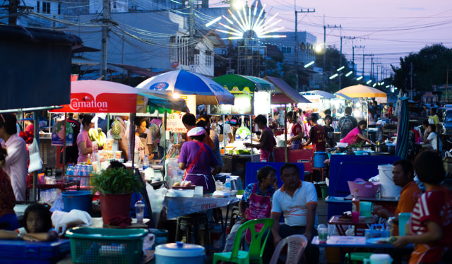 Pedagang street food di Thailand. (Foto: Wikimedia Commons)