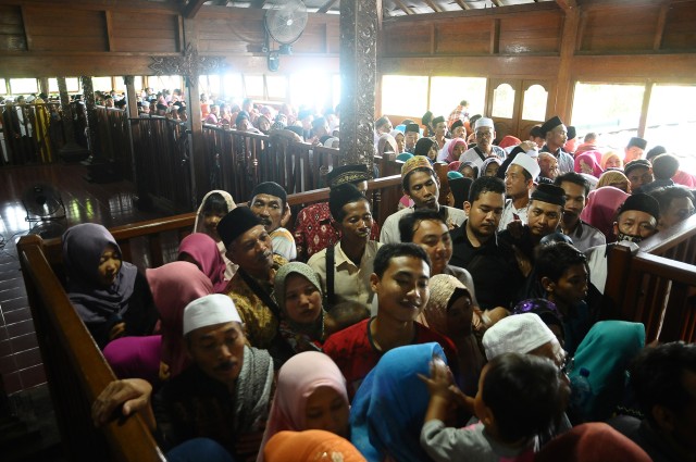 Kepadatan pengunjung makam Sunan Muria. (Foto: Yusuf Nugroho/Antara Foto)