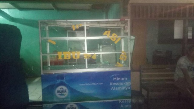 Warung yang dirusak warga ketika tawuran  (Foto: Ainul Qalbi/kumparan)