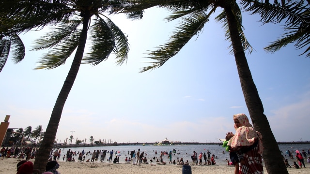 Keramaian di Pantai Ancol. (Foto: Antara/Rivan Awal Lingga)
