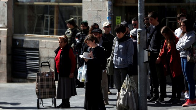 Peringatan Holokaus di Israel. (Foto: Reuters/Ronen Zvulun)