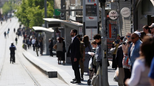 Peringatan Holokaus di Israel. (Foto: Reuters/Ronen Zvulun)