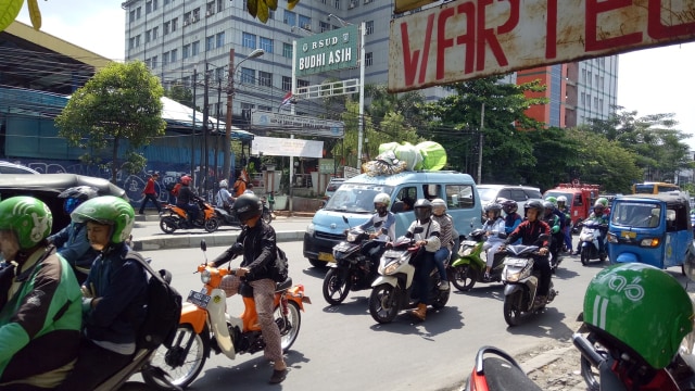 Jalan Dewi Sartika usai tawuran (Foto: Wandha Hidayat/kumparan)