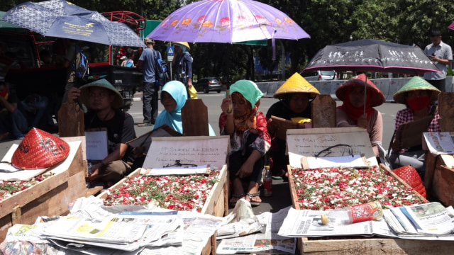 Aksi Kubur Diri Petani Telukjambe di Istana (Foto: Fanny Kusumawardhani/kumparan)