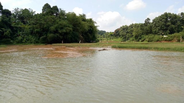 Sumber lumpur yang mengotori Danau Lido (Foto: Ardhana Pragota/kumparan)