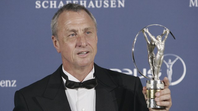 Cruyff memang patut mendapat penghargaan. (Foto: AP Photo/Manu Fernandez)
