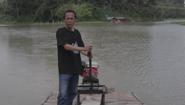 Pak Sobarna tukang sewa perahu rakit. (Foto: Ridho Robby/kumparan)