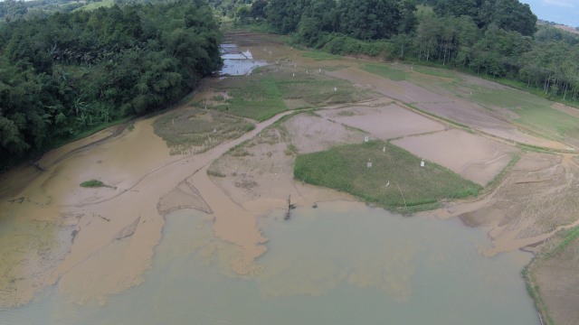 Sumber lumpur yang mengotori danau Lido. (Foto: Ridho Robby/kumparan)