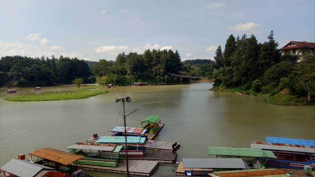 Perahu rakit di danau Lido, (Foto: Aditia Rizki Nugraha/kumparan)