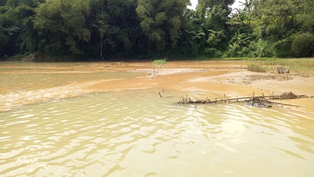 Lumpur yang mengalir ke danau Lido. (Foto: Aditia RIzki Nugraha/kumparan)