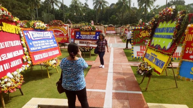 Seorang warga berfoto di Balai Kota. (Foto: Johanes Hutabarat/kumparan)