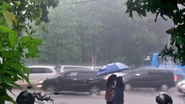 Hujan deras landa Jakarta  (Foto: Twitter/@TMCPoldaMetro )