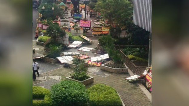 Karangan Bunga di Balai Kota Ambruk. (Foto: Dok. Istimewa)