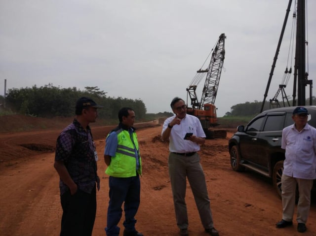 Proses pembangunan tol alternatif Gringsing. (Foto: Kemenko Bidang Kemaritiman)