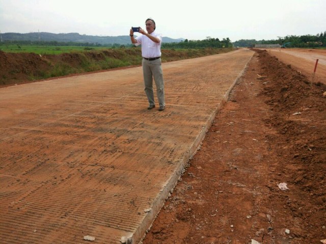 Proses pembangunan tol alternatif Gringsing. (Foto: Kemenko Bidang Kemaritiman)