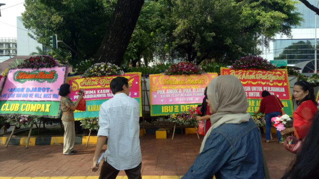 Karangan bunga masih banyak berdatangan. (Foto: Nadia Jovita/kumparan)