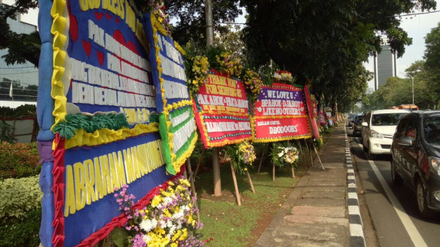 Deret karangan bunga untuk Ahok. (Foto: Nadia Jovita/kumparan)