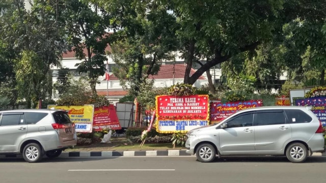 Karangan bunga di seberang Monas. (Foto: Nadia Jovita/kumparan)