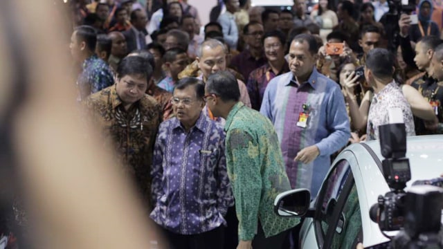 Jusuf Kalla mengunjungi IIMS 2017 (Foto: Cornelius Bintang/kumparan)