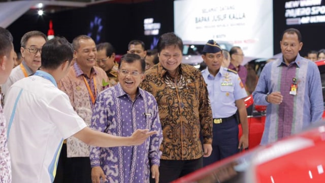 Jusuf Kalla mengunjungi IIMS 2017 (Foto: Cornelius Bintang/kumparan)