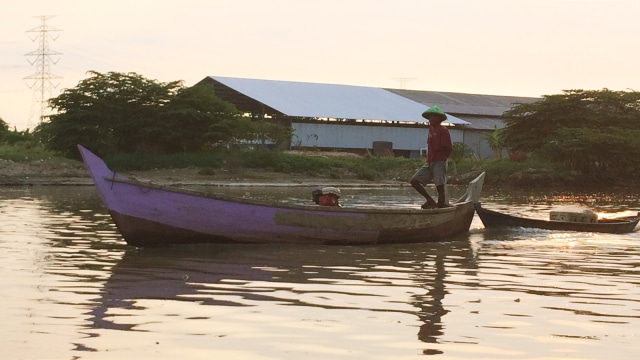 Seorang nelayan di atas perahu. (Foto: Iqra Ardini/kumparan)