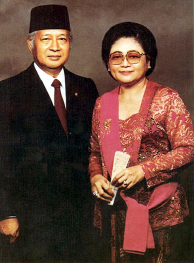 Ibu Tien dan Pak Harto. (Foto: Wikimedia Commons)