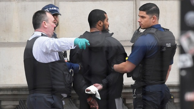 Polisi menangkap pria yang membawa senjata tajam. (Foto: REUTERS/Toby Melville)