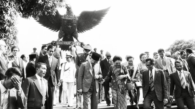 Pak Harto dan Bu Tien di Monumen Pahlawan Revolusi. (Foto: soeharto.co)