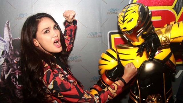 Luna Maya di premier film Satria Heroes. (Foto: munady/kumparan)