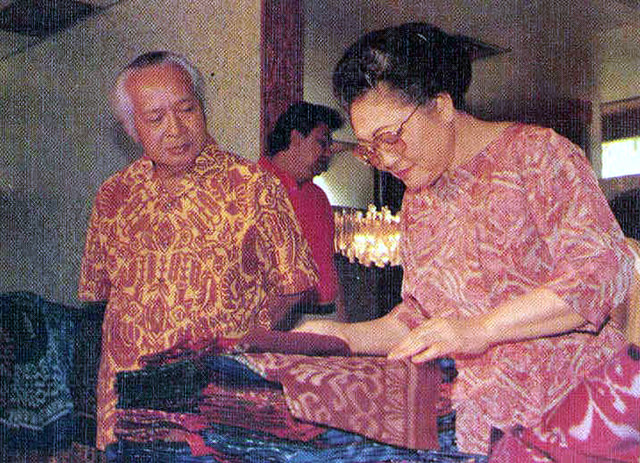 Ibu Tien sedang mencermati kain nusantara. (Foto: Kepustakaan Presiden Perpusnas RI)