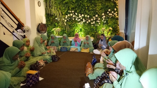 Suasana pengajian Rinni Wulandari  (Foto: Prabarini Kartika/kumparan)