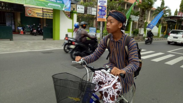Anak sekolah berpakaian adat (Foto: Ardhana Pragota/kumparan)