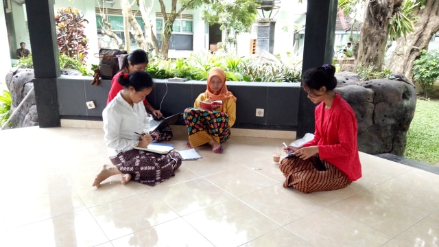 Anak sekolah berpakaian adat (Foto: Ardhana Pragota/kumparan)