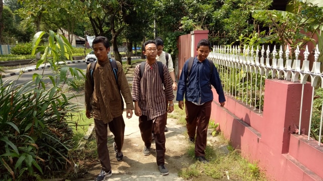 Anak sekolah berpakaian adat (Foto: Ardhana Pragota/kumparan)