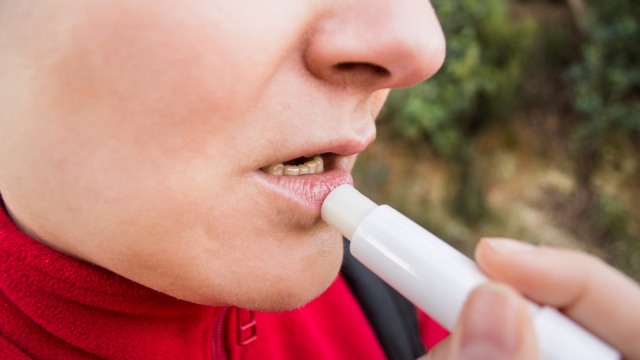 Gunakan lip balm untuk menghindari bibir kering. (Foto: Thinkstock)
