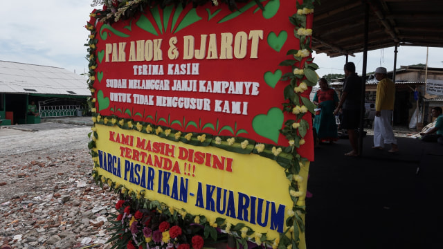 Karangan bunga dari warga pasar ikan-akuarium (Foto: Aditia Noviansyah/kumparan)