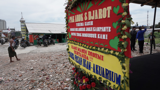 Karangan bunga dari warga pasar ikan-akuarium (Foto: Aditia Noviansyah/kumparan)