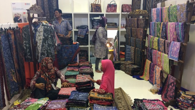 Penjual batik tulis lasem (Foto: Iqra Ardini/kumparan)