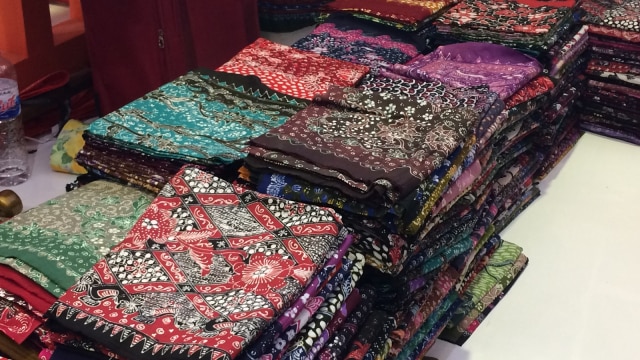 Pelbagai batik tulis lasem di BNI Inacraft 2017 (Foto: Iqra Ardini/kumparan)