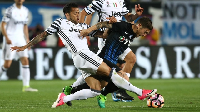 Dani Alves berduel dengan Alejandro Gomez. (Foto: Paolo Magni/ANSA)