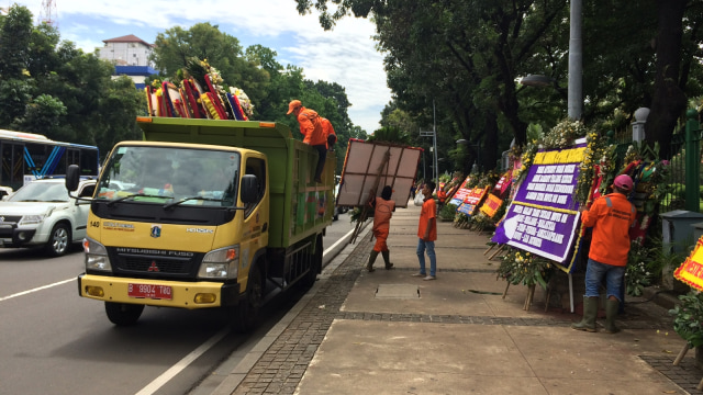 Truk Dinas Kebersihan meletakkan karangan bunga  (Foto: Kelik Wahyu/kumparan)