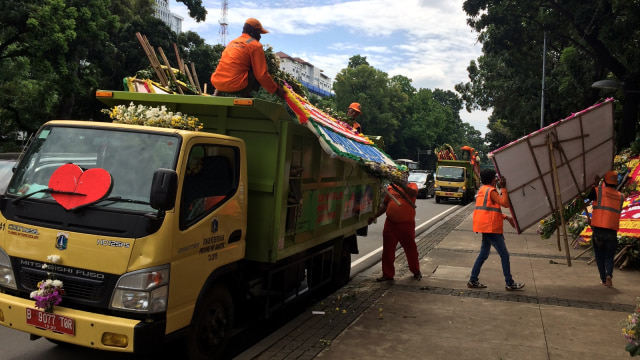 Truk Dinas Kebersihan meletakkan karangan bunga  (Foto: Kelik Wahyu/kumparan)