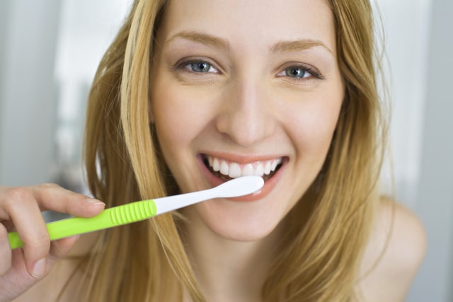 Gosok gigi secara rutin menghindarkan bau mulut. (Foto: Thinkstock)