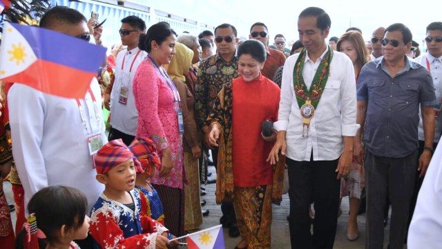 Jokowi dan Duterte meluncurkan kapal ro-ro. (Foto: Dok. Biro Pers, Media, dan Informasi Sekretariat Presiden)